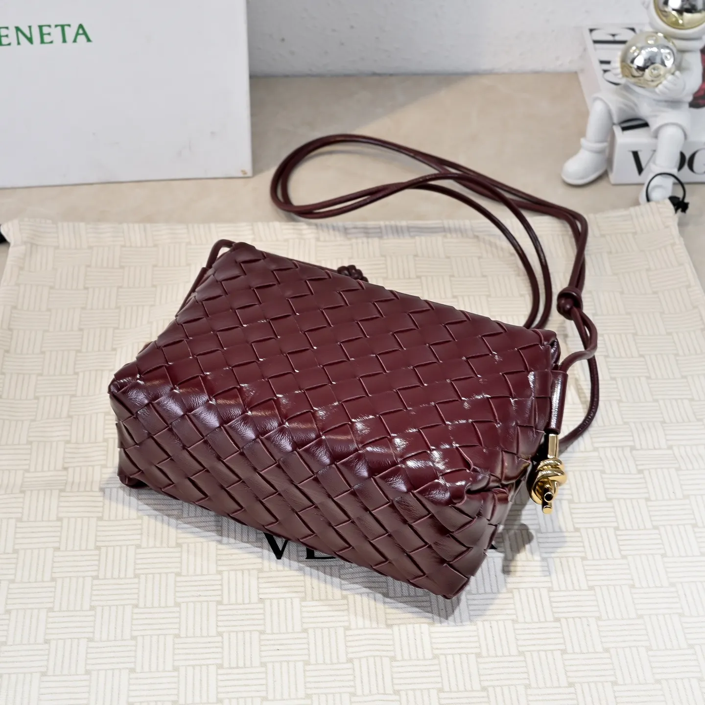 Batch 1660 𝗕𝗼𝘁𝘁𝗲𝗴𝗮 𝗩𝗲𝗻𝗲𝘁𝗮———— The latest version of the loop camera bag💥 from BV’s King of Cost-Effectiveness counter, large woven texture➕Ultra-high quality wax leather as always, with zippers, hardware decoration on both sides, adjustable drawstrings, it is especially suitable for the tummy💫It can hold anything, it is also very light, suitable🈴️for girls of all ages, size: 22*15*8cm, style number: 6126